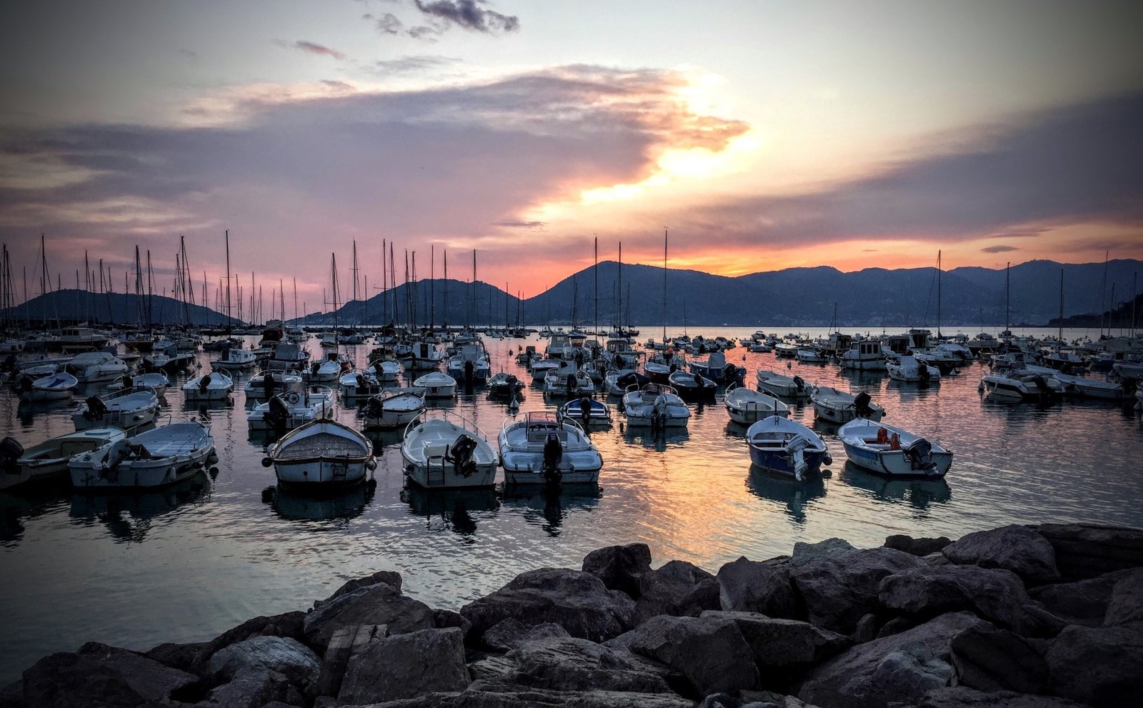Porticciolo ligure al tramonto
