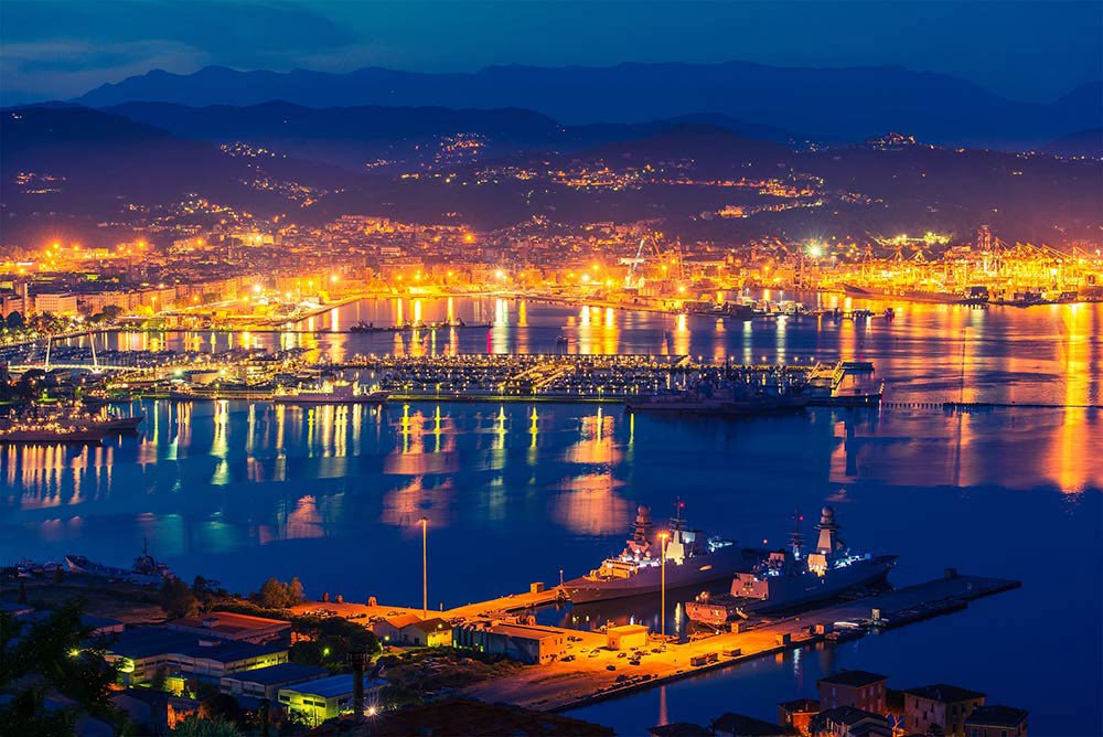 Vista serale di La Spezia illuminata sul golfo